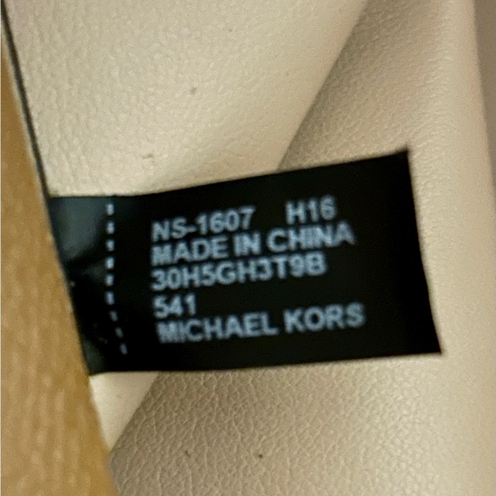 SOLD.    NEW Michael Kors Large Tote Snap Close Crossbody - Picture 8 of 9